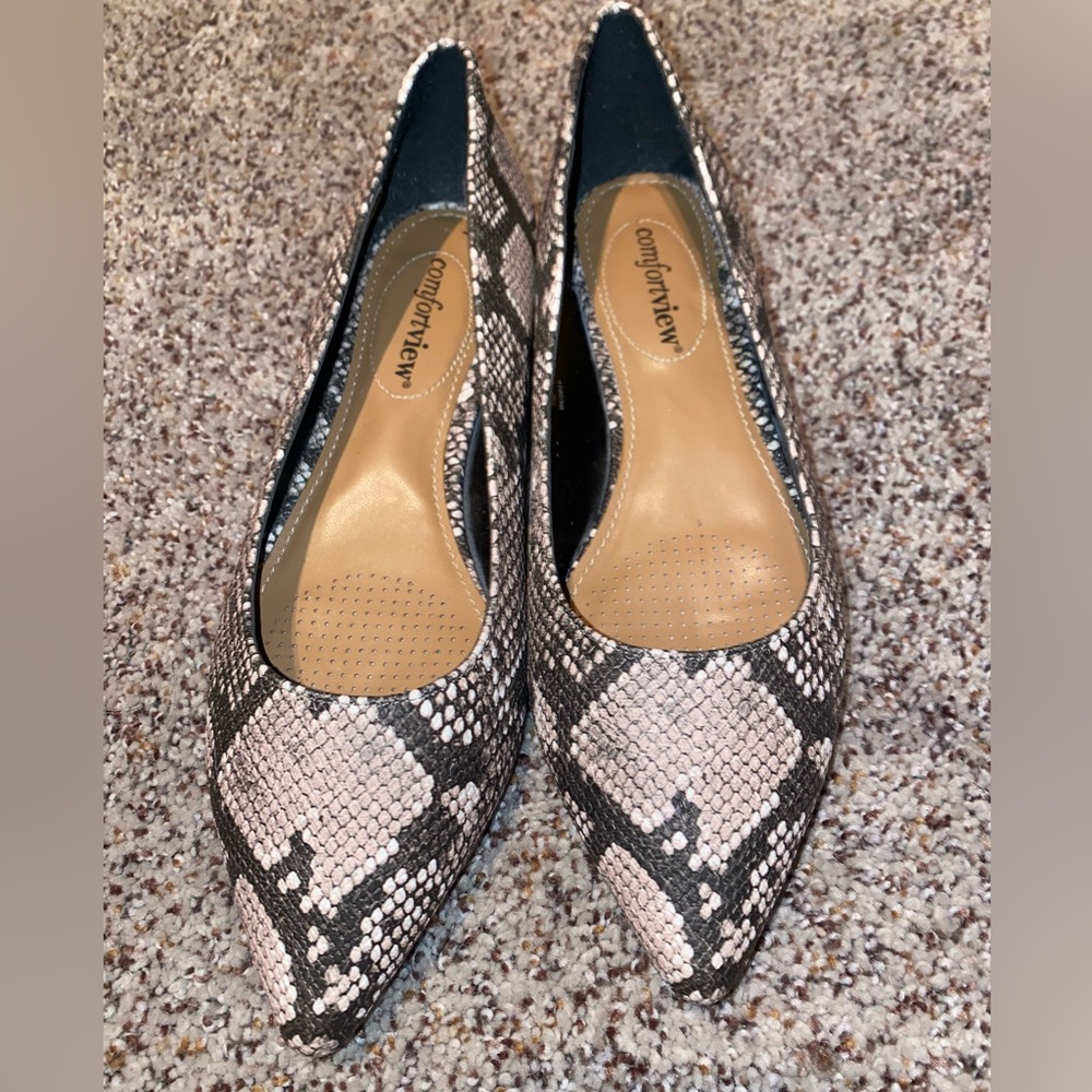 COMFORTVIEW The Olive Flat snakeskin shoes size 7W NWOB